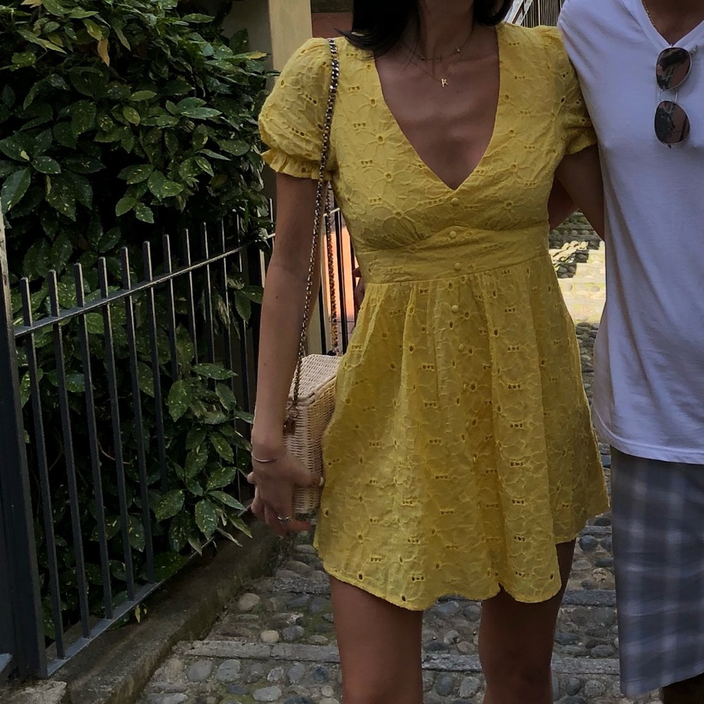 Adorable yellow dress!! Size medium ✨🌻